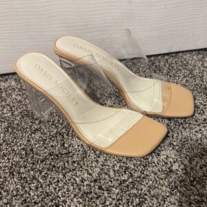 Oasis Society Women's Clear and Tan Heels